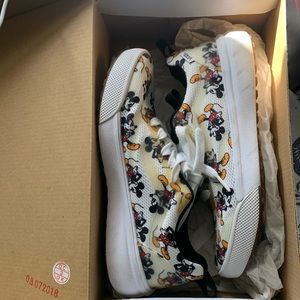 Vans ultra range x Disney